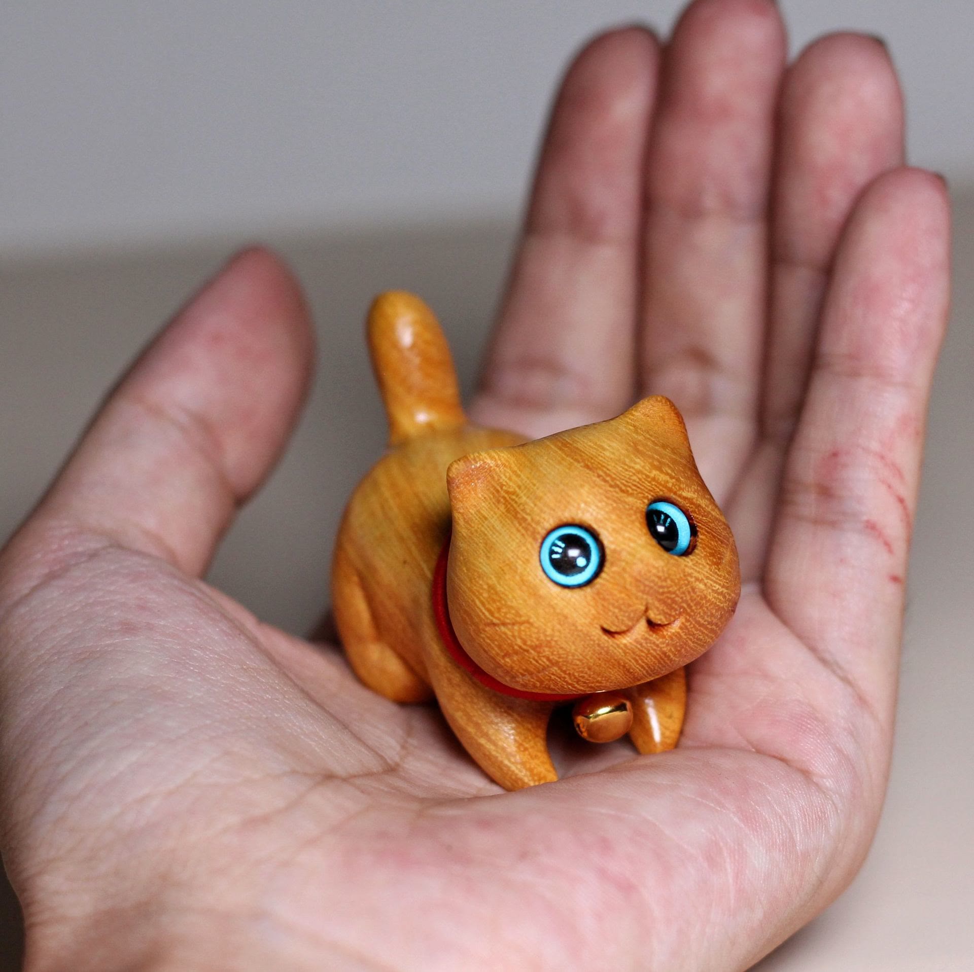 Mini Sandalwood Carved Lucky Confident Cat Healing Decoration - Image 11